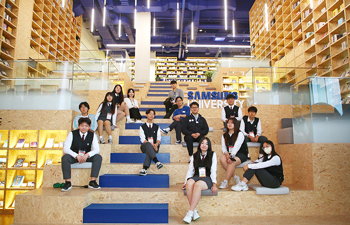 A group photo of Dream Class students in front of the Samsung University logo.
